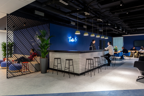 Modern office design ideas: F5, Paris new workplace by Unispace