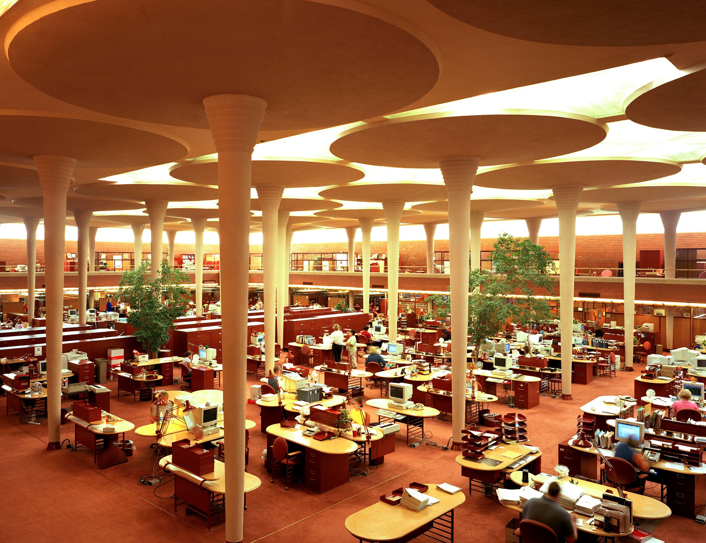 Work_area_at_the_Johnson_Wax_Building,_headquarters_of_the_S.C._Johnson_and_Son_Co.,_Racine,_Wisconsin_LCCN2011633764_sm