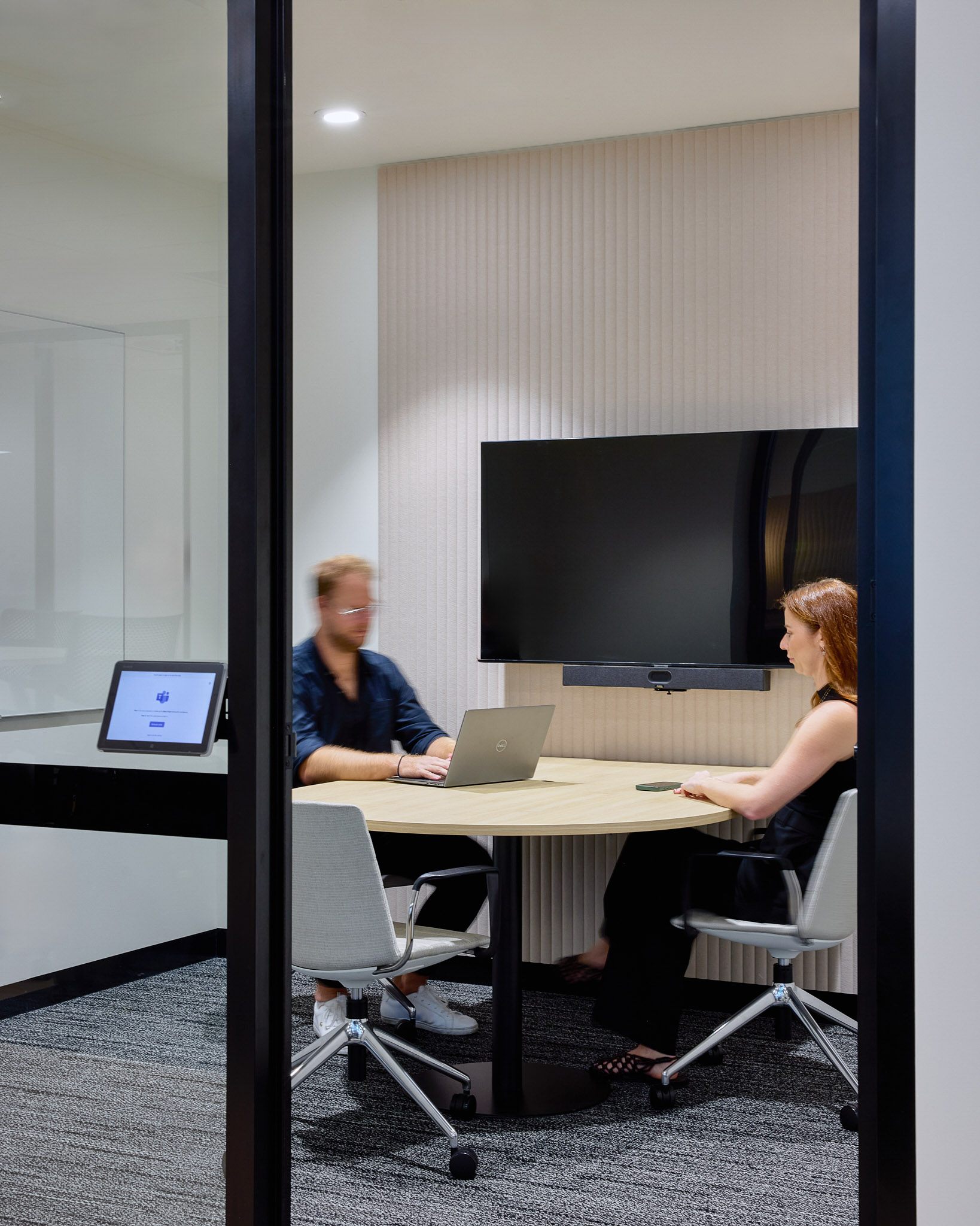 UNISPACE_IVEgroup_meetingroom