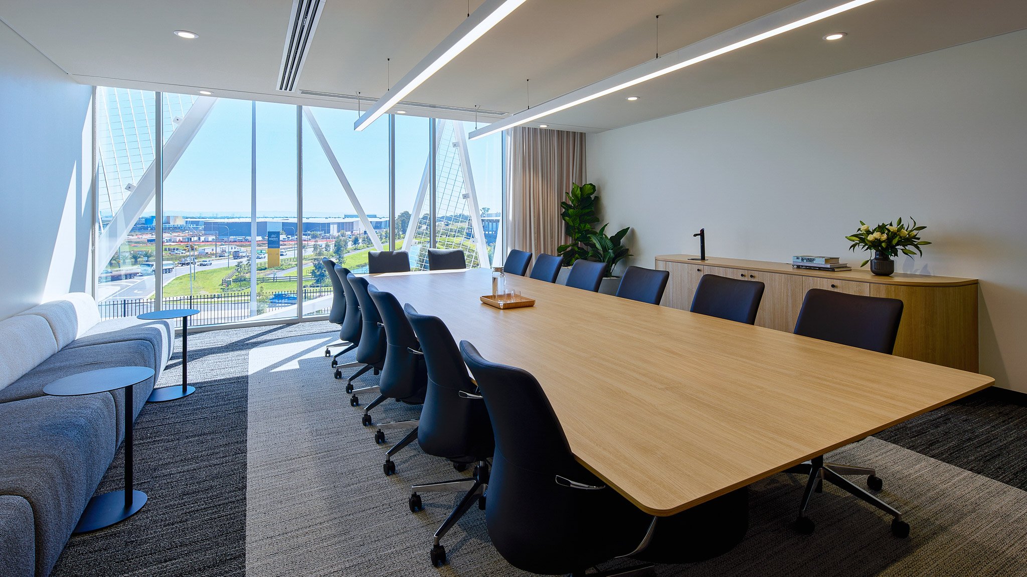 UNISPACE_IVEgroup_boardroom