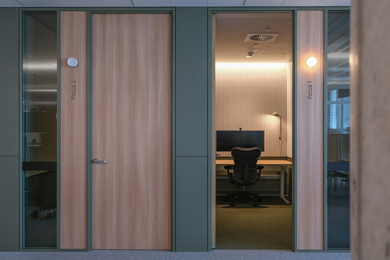 Desk_commercialoffice_meetingroom_Sydney