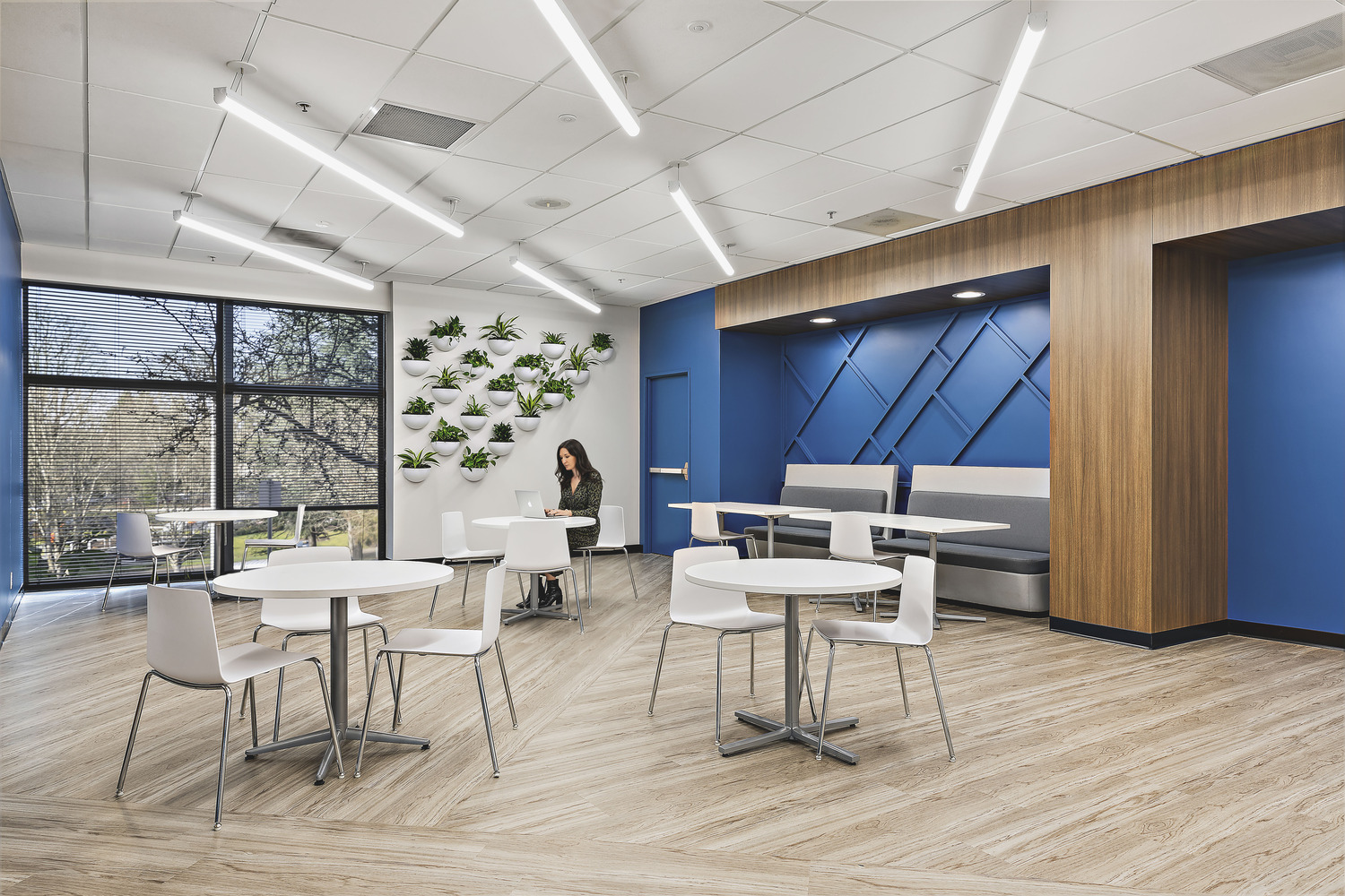 Multi-cloud services provider cafe