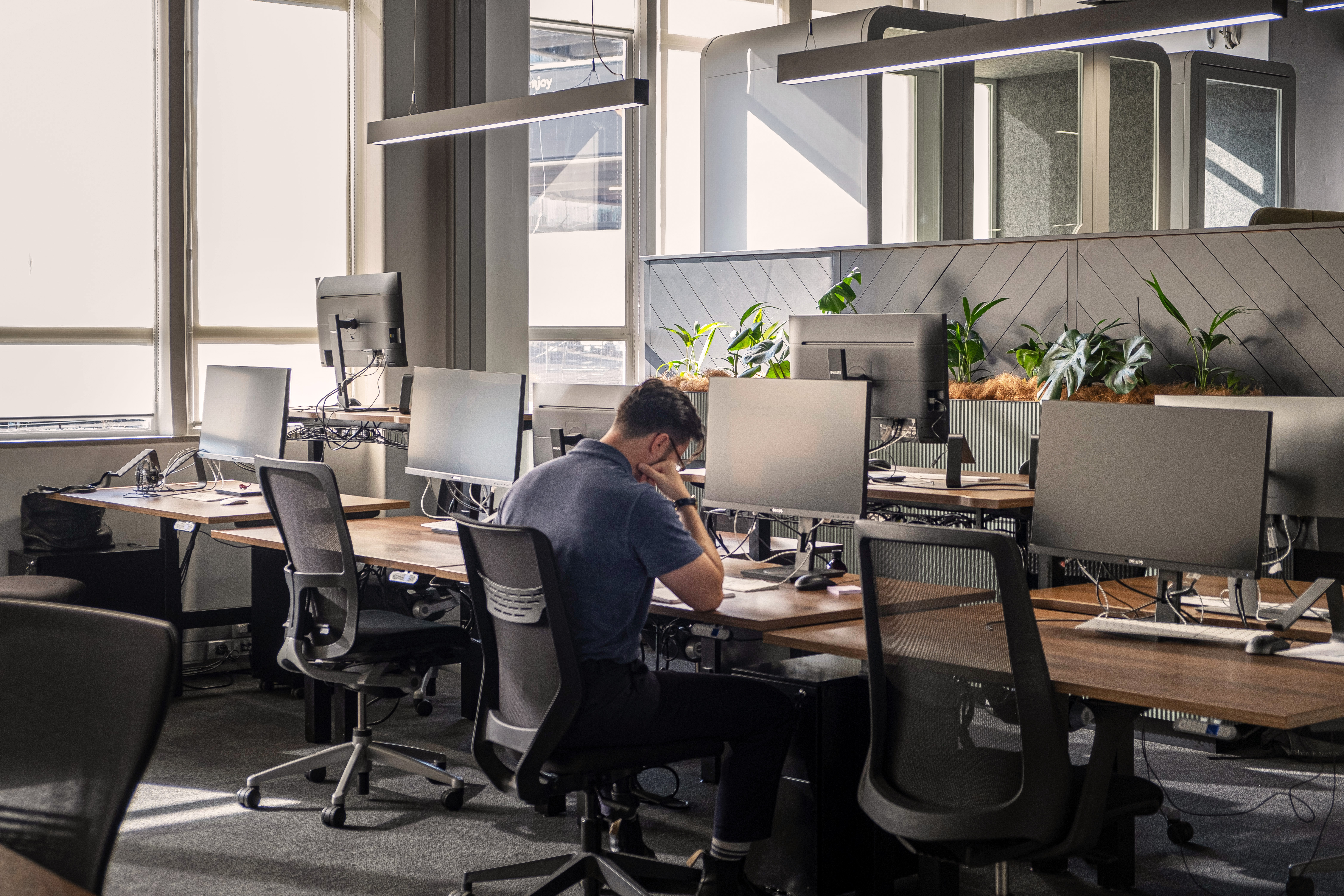 Greenery integrated into agile work stations 