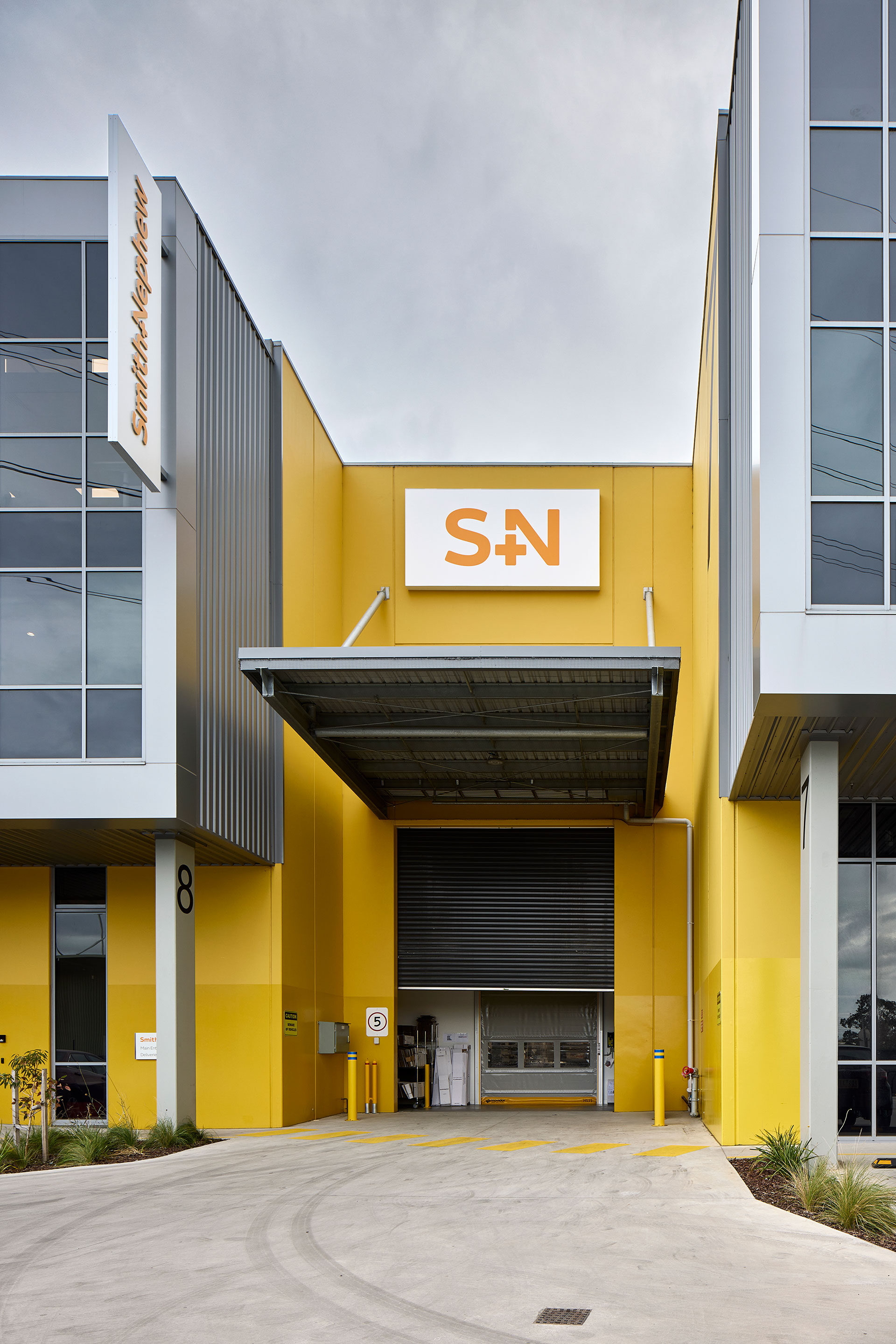 Unispace_Smith-+-Nephew_warehouseentry